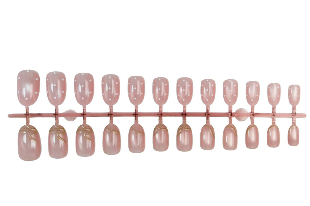 Artificial nail set with shimmering accents and elegant gold embellishments Kalsten