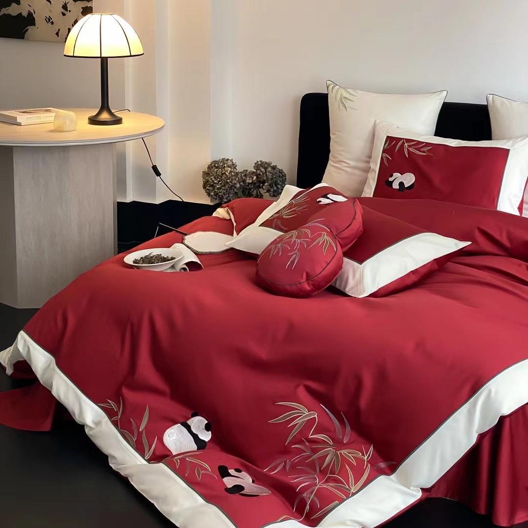 Duvet cover set made of cotton satin with applied animal embroidery and contrasting hem edge