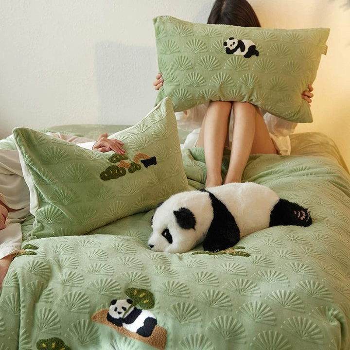 Fluffy microfiber bedding set with relief jacquard and embroidered panda motifs