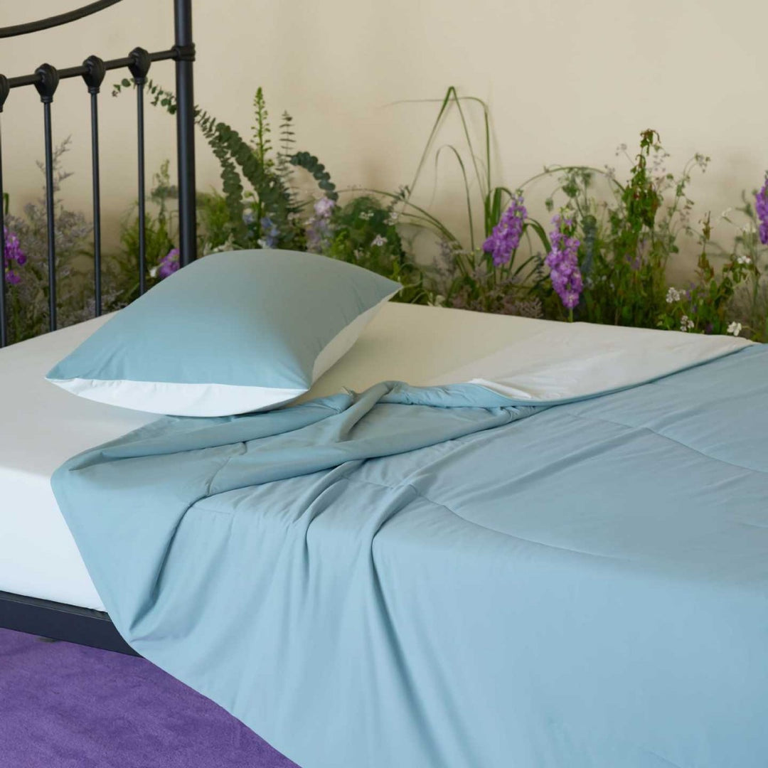Three-piece bedding set with ultra-light quilted blanket, elastic fitted sheet, and pillowcase