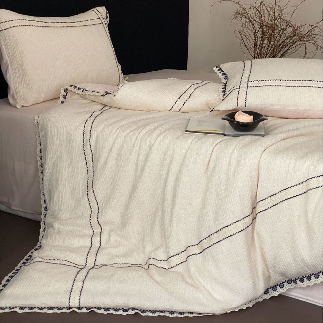 Bedding set made of cotton gauze with crocheted lace edge and decorative seams