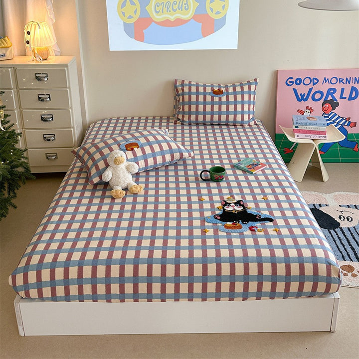 Checked cotton bedding set with embroidered bear appliqué and fitted sheet