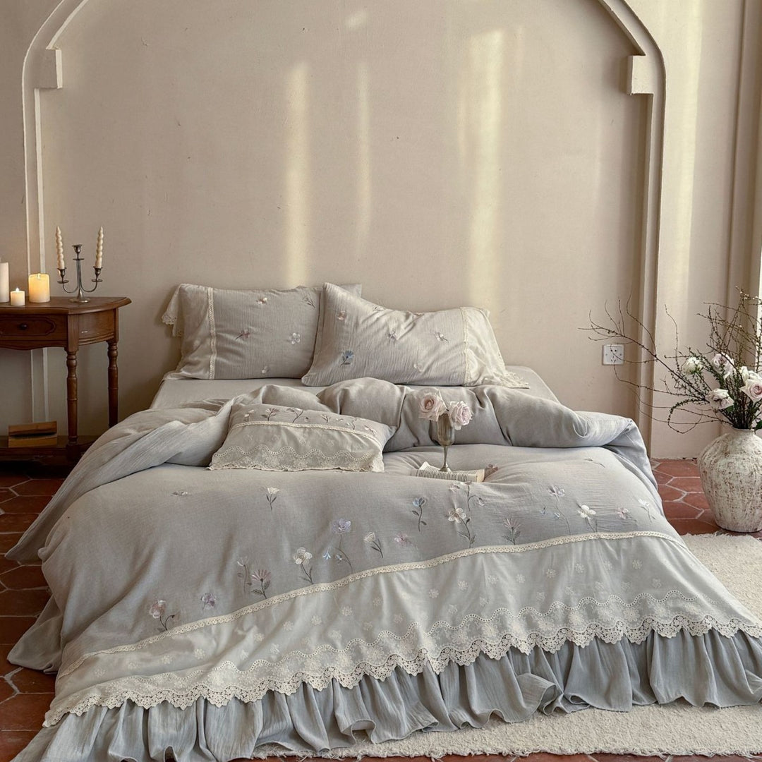 Bedding set made of cotton-linen with floral embroidery, ruffles & lace