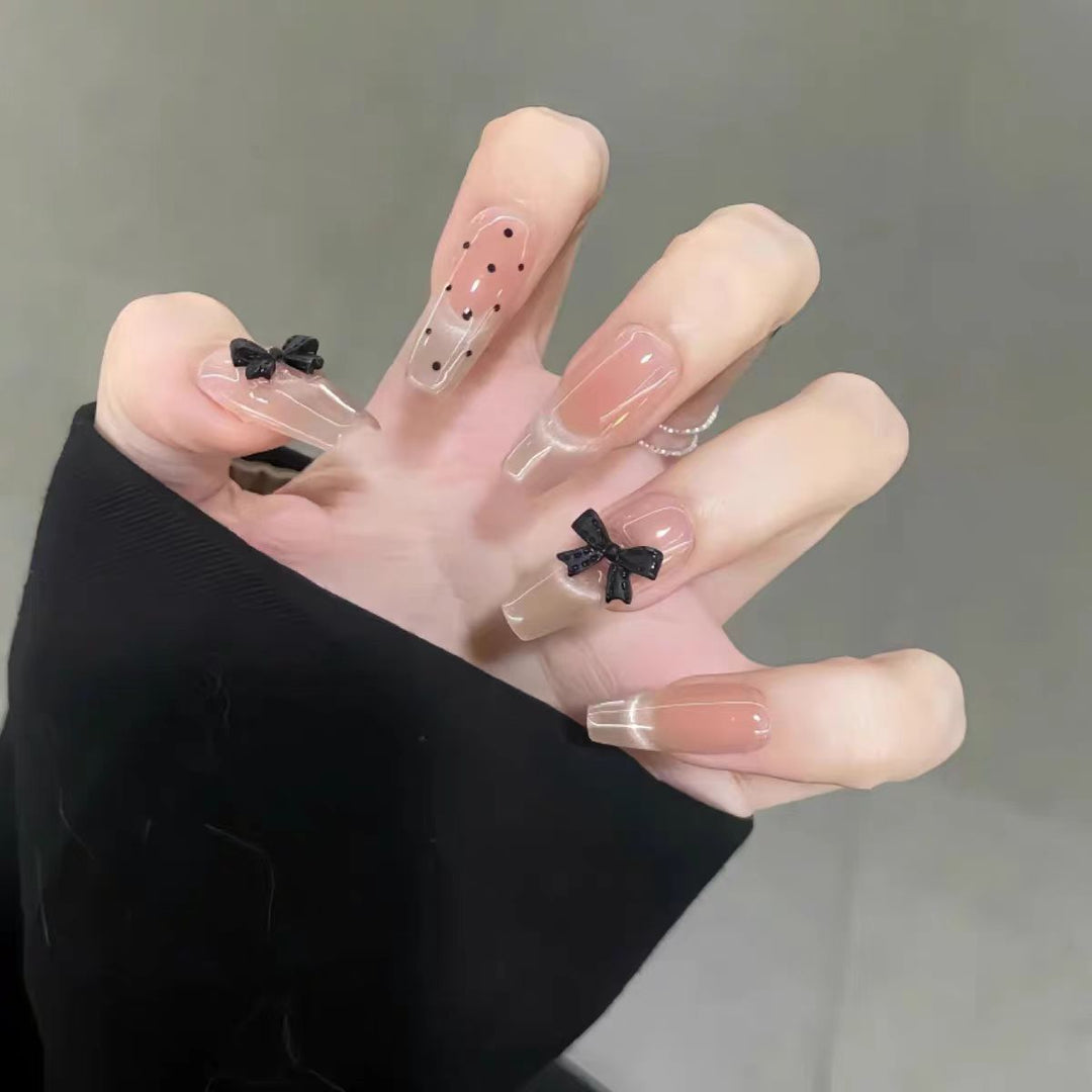 Artificial nails with playful bow design Kalsten
