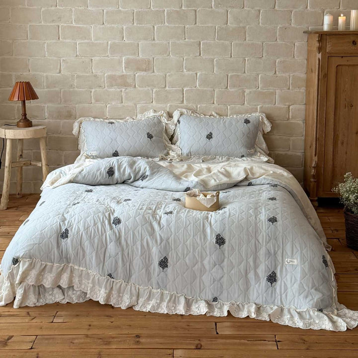 Ruffled quilt set made of cotton blend fabric with lace ruffle