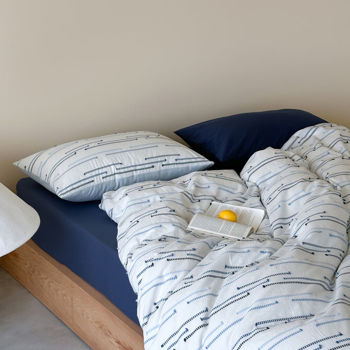 Bedding set made of cotton percale with subtle stripe and pompom design