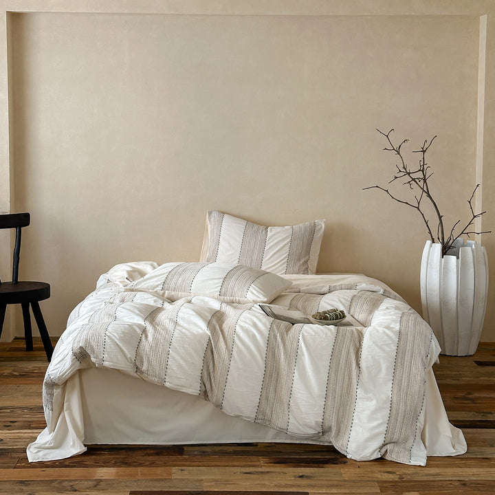 Bedding set made of cotton with woven stripes and integrated fitted sheet