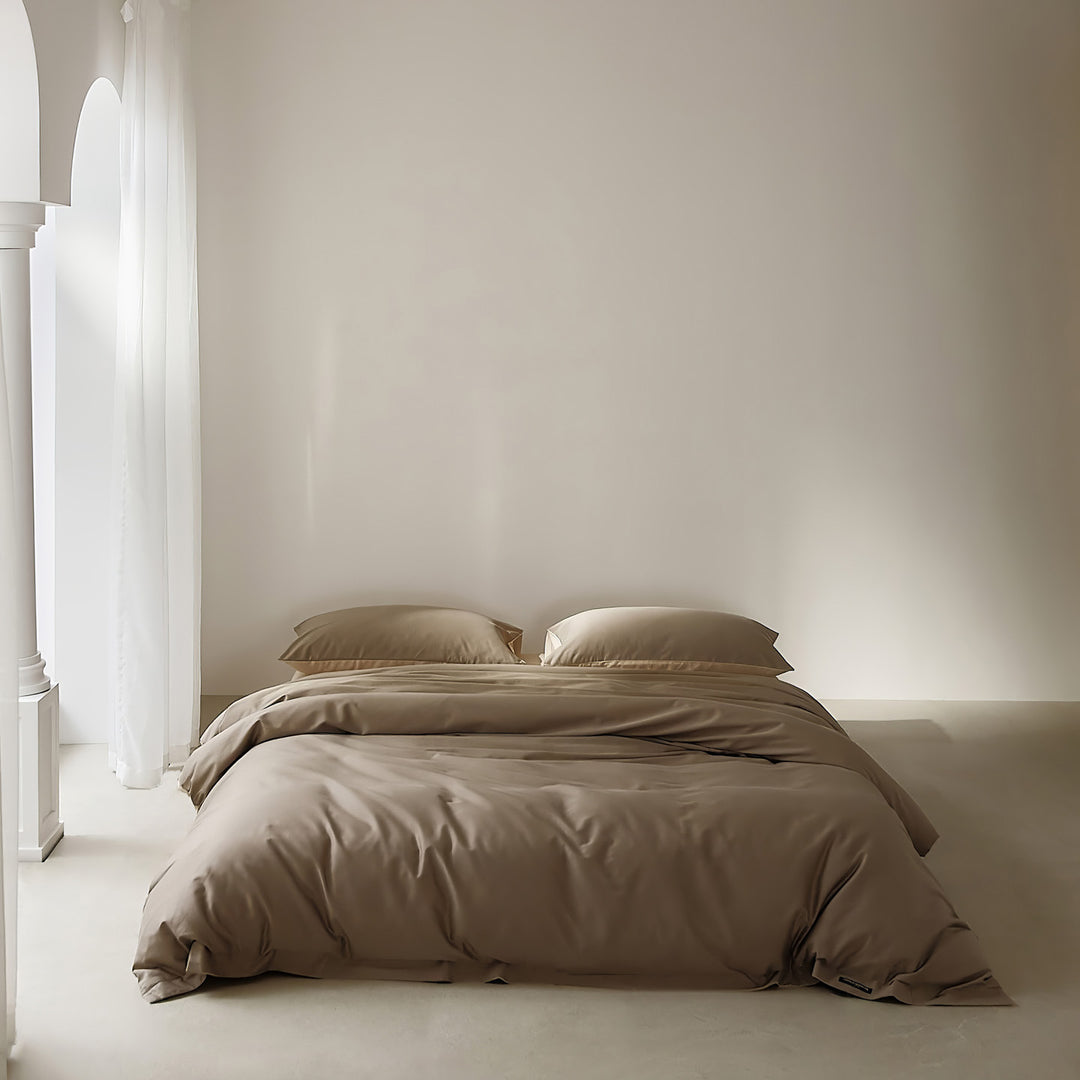 Cotton bedding set with satin finish and zipper