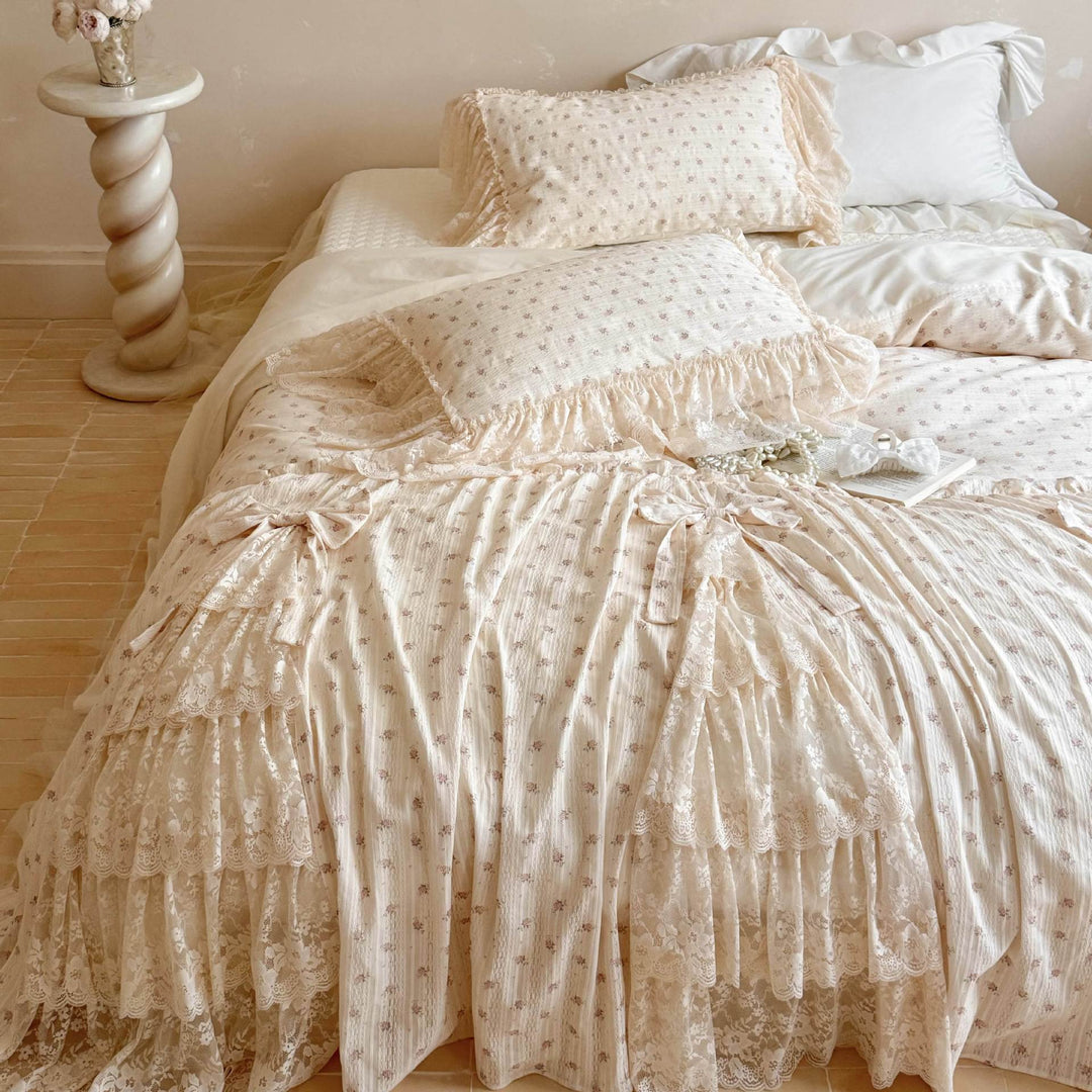 Romantic bedding set with lace frills