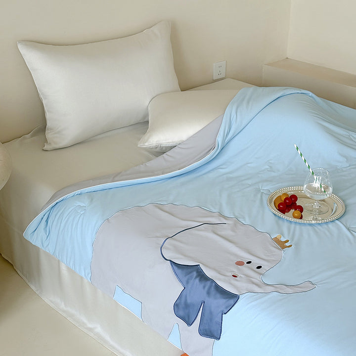 Reversible quilted bedspread with embroidered bear motif and light filling