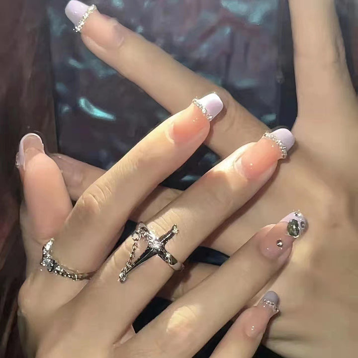 Artful nail design with glitter detail Kalsten