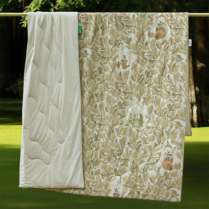 Reversible quilted bedspread and bed cover with floral jacquard pattern and lightweight all-season filling