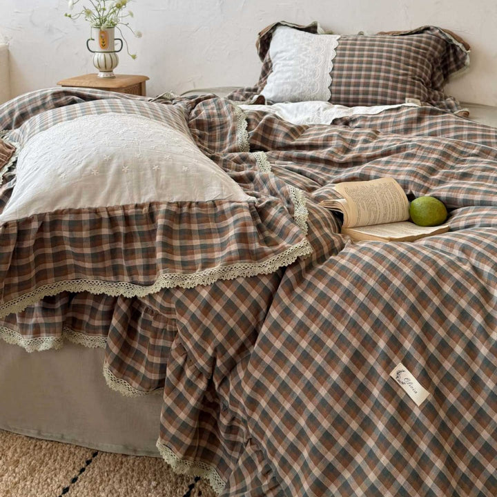 Padded bedding set with check pattern and lace frills