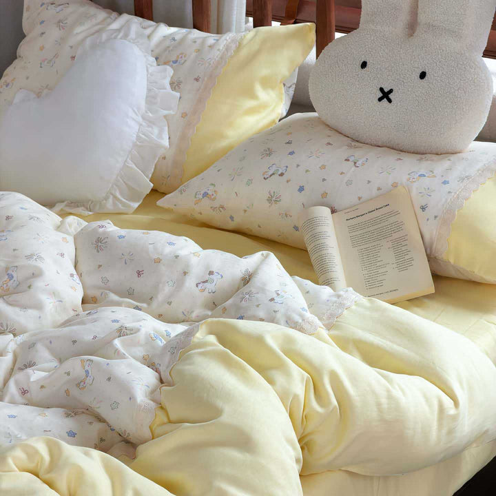 Reversible cotton bedding set with floral watercolor print and lace trim