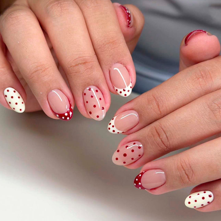 Artificial nail art with playful dots and bows Kalsten