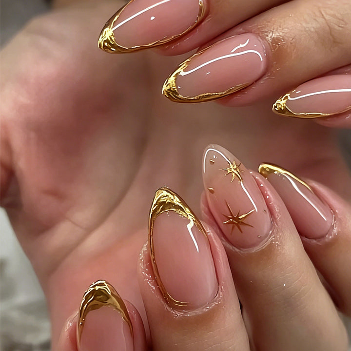 Art nail set with elegant gold accents and romantic star pattern Kalsten