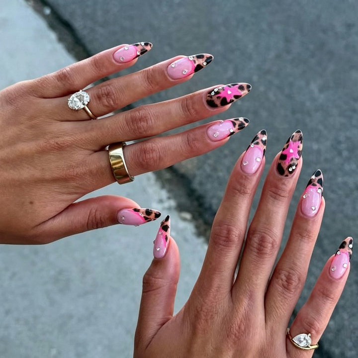 Nail set with glamorous leopard design and glitter elements Kalsten