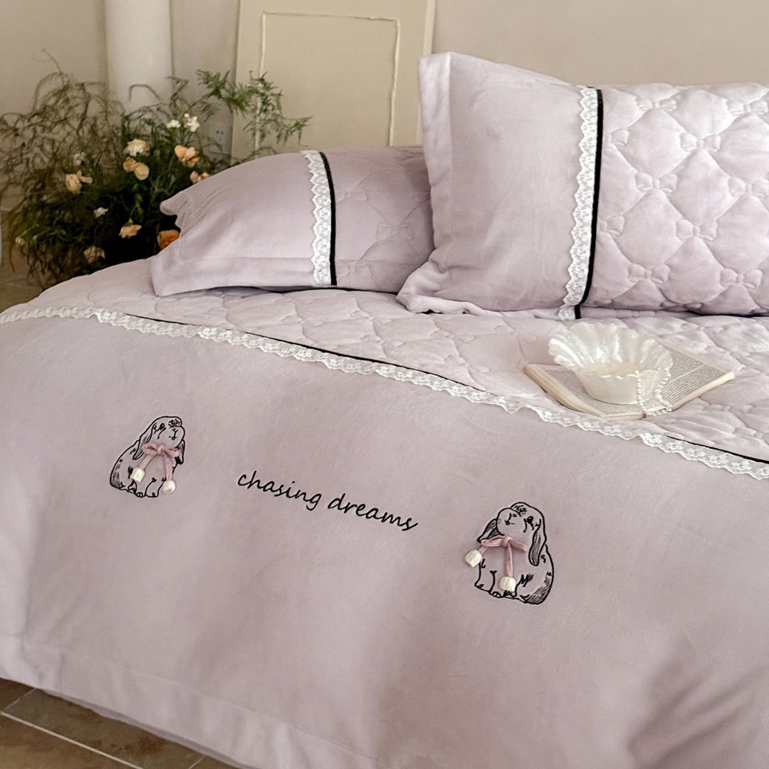 Quilted bedding set with velvet look, quilted heart pattern and lace border