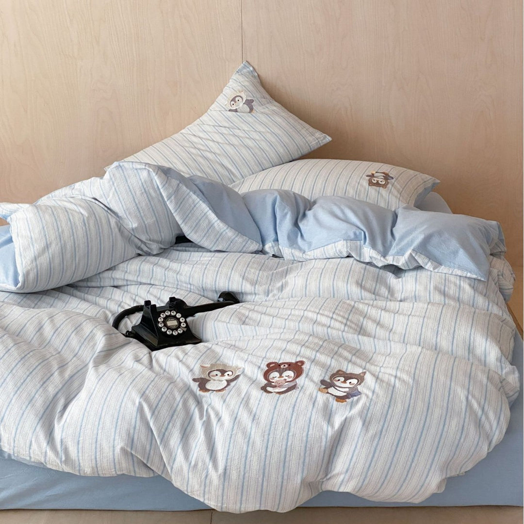 Children's bedding set made of cotton percale with fine stripe pattern and forest animal embroidery