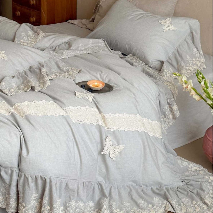 Romantic linen-look bedding set with lace trim and butterfly applique