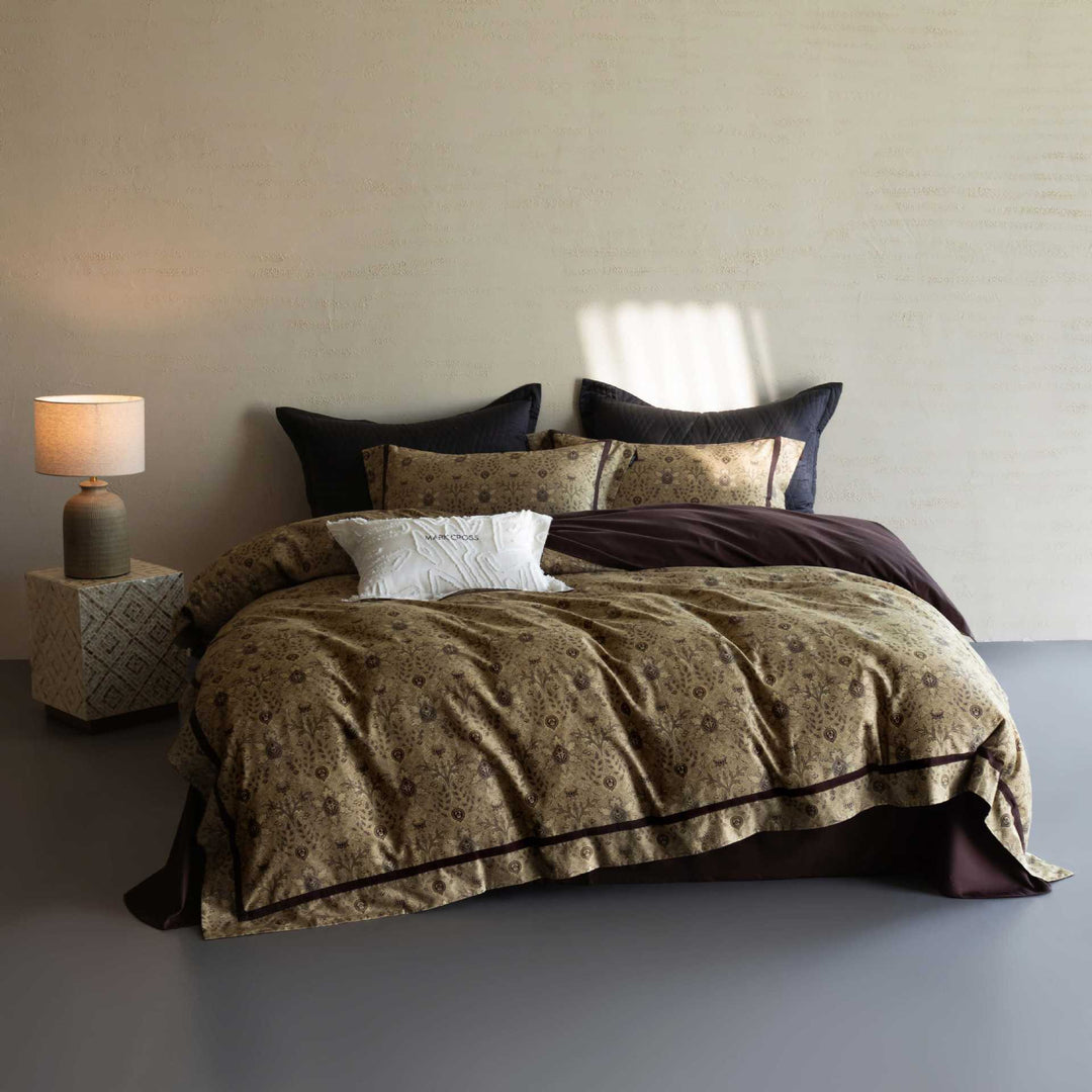 Reversible bedding set made of cotton satin with fine leaf pattern and contrasting piping