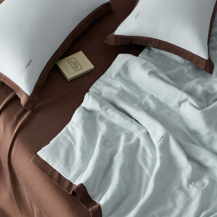 Luxurious linen-cotton bed set with quilted blanket and pillowcases