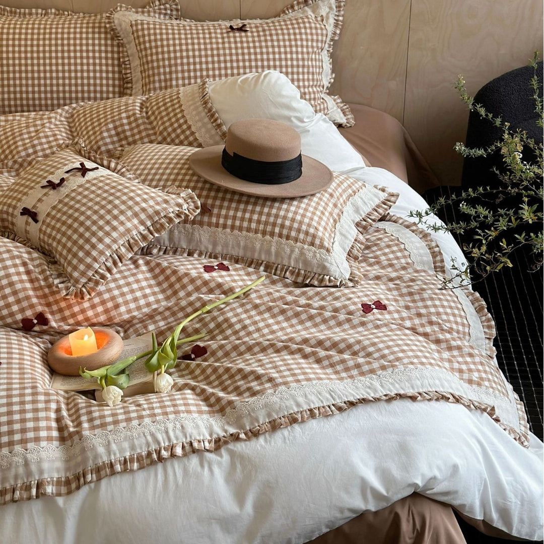 Checked bedding set in Vichy check with ruffles and lace edge