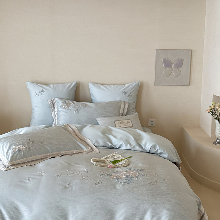 Bedding set made of silky cotton satin with floral and butterfly embroidery