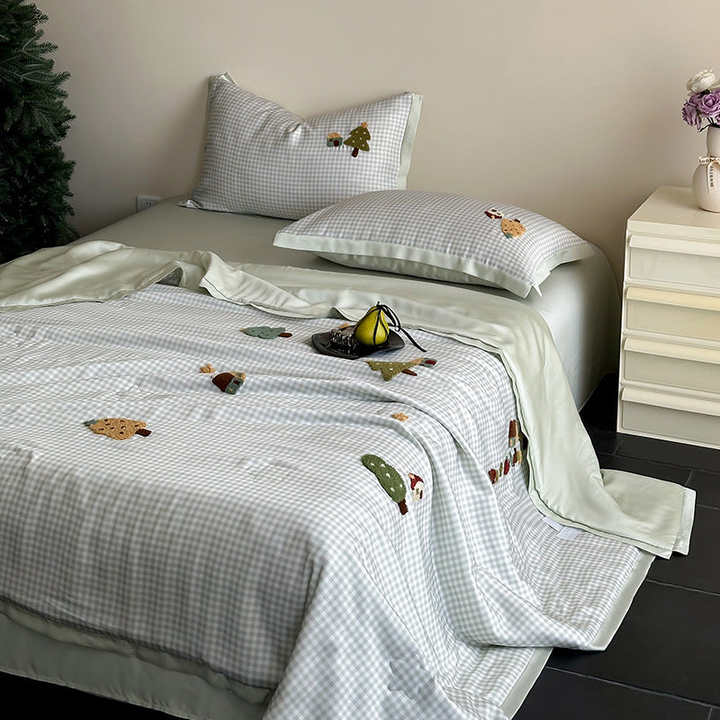 Bedding set with embroidered teddy motifs and fine gingham check