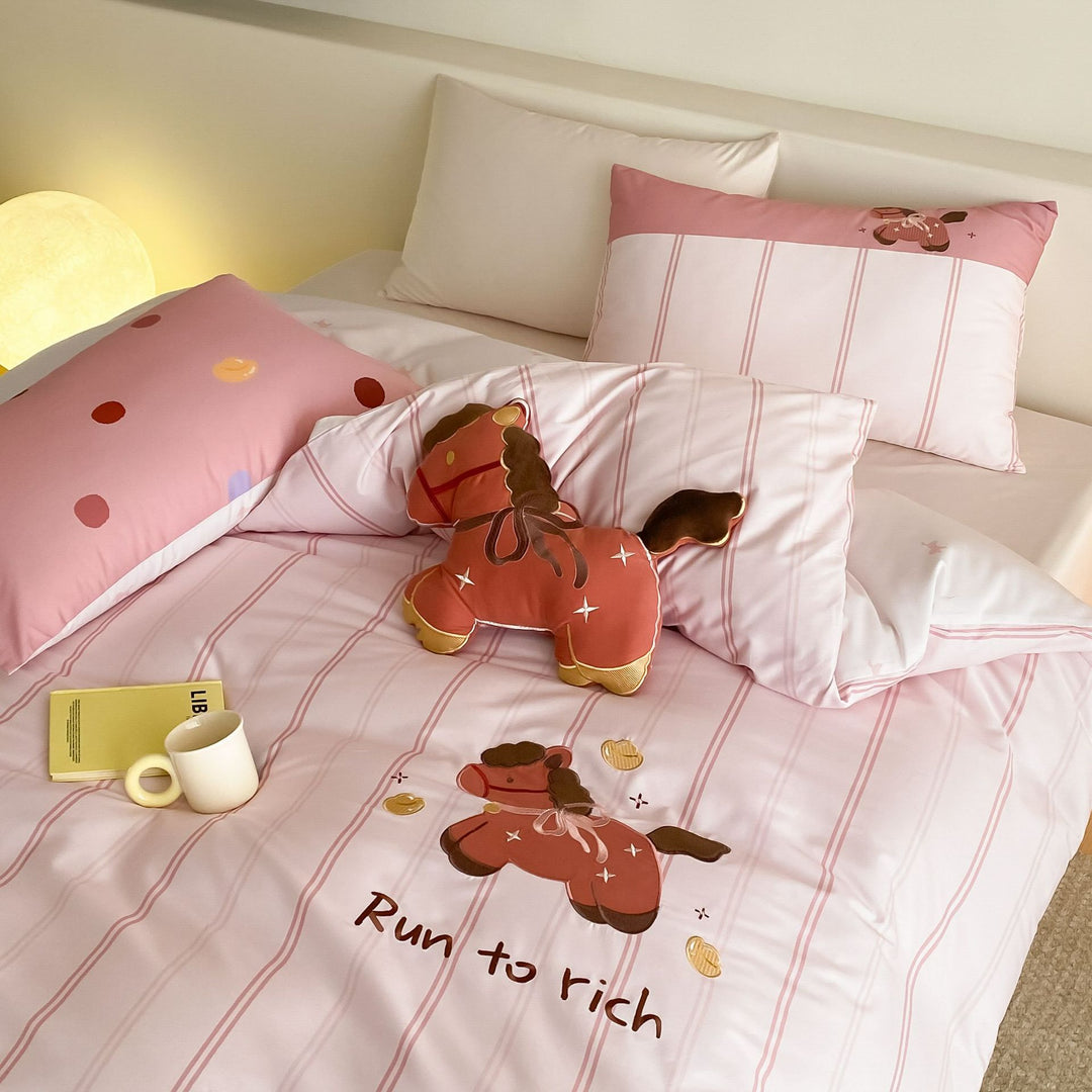 Children's bedding set with striped design and appliquéd horse motif