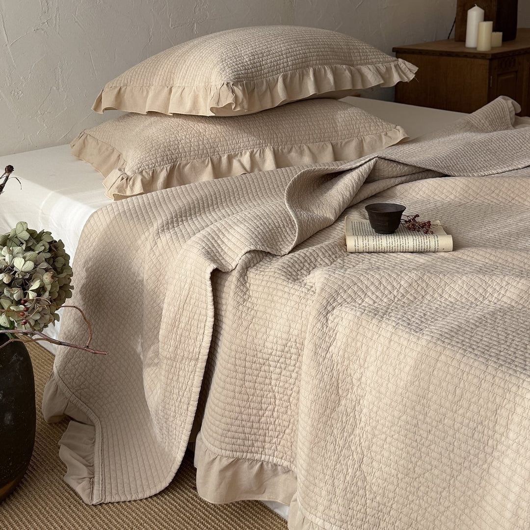 Quilted cotton bedspread and pillowcase set with ruffled edge