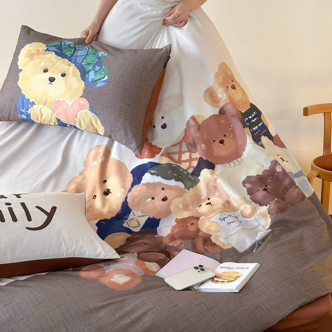 Multi-piece duvet cover and pillowcase set made of cotton muslin with illustrative teddy bear family print