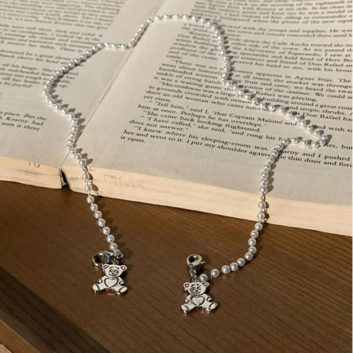 Playful pearl necklace with gold pendants Kalsten