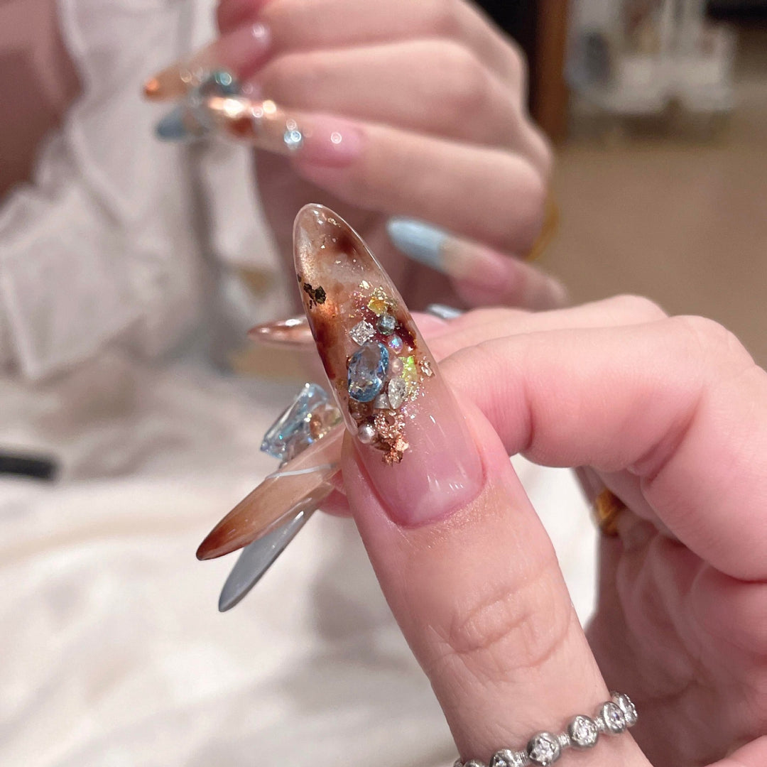 Glamorous artificial nails with glitter accents Kalsten