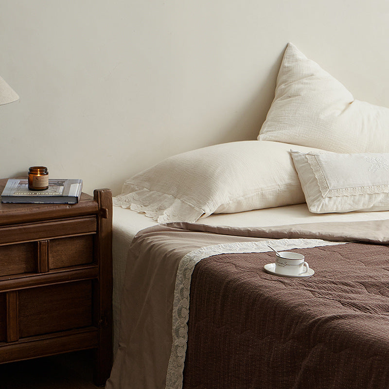 Light quilted cotton quilt with textured surface