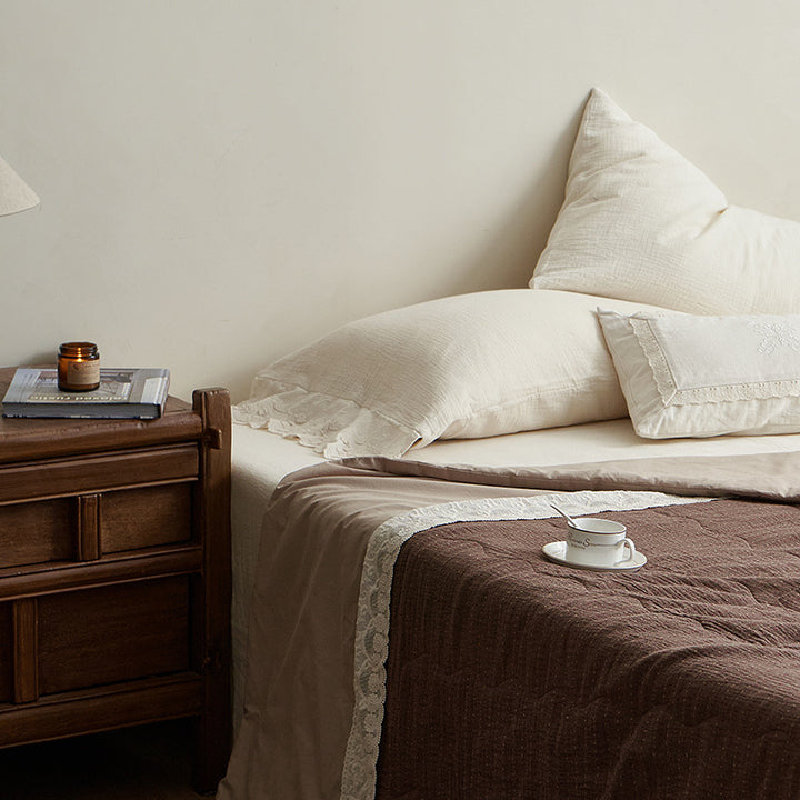 Light quilted cotton quilt with textured surface