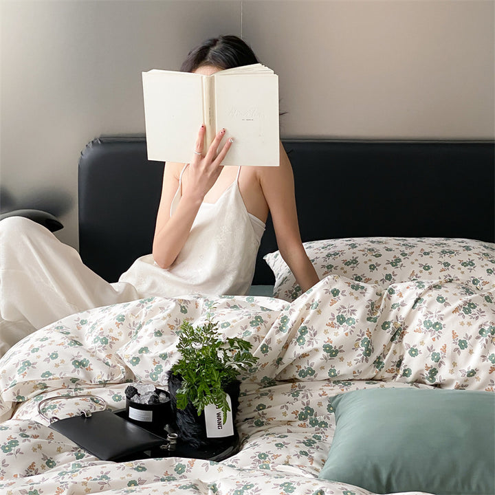 Reversible duvet cover set made of cotton percale with delicate wildflower design and pillowcases