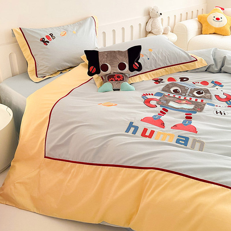 Kids' bedding set with playful robot and animal design