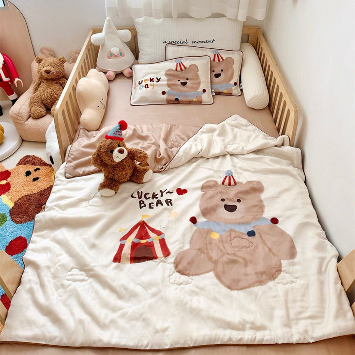 Reversible children's bedding set made of soft microfiber with large teddy bear print and quilted blanket