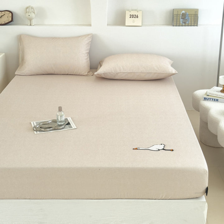 Jersey-fitted sheet with embroidered goose motif and extra-deep hem