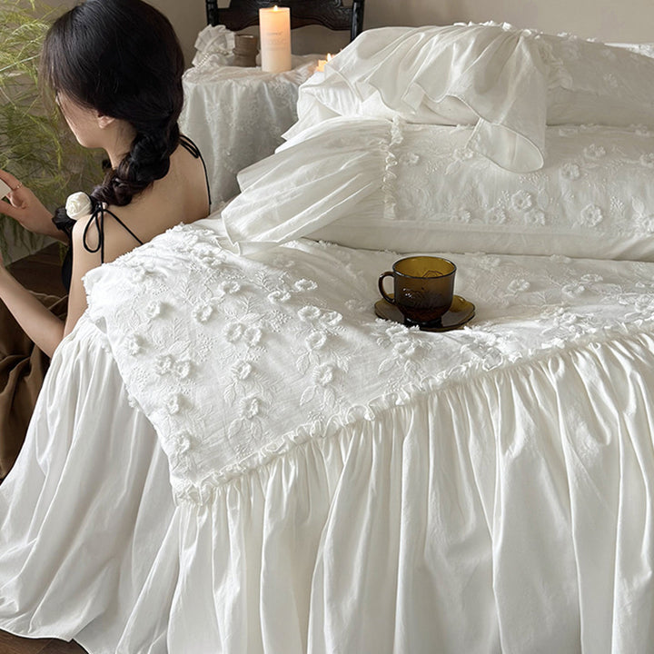 High-quality duvet cover set made of cotton yarn with 3D floral embroidery and ruffled frill