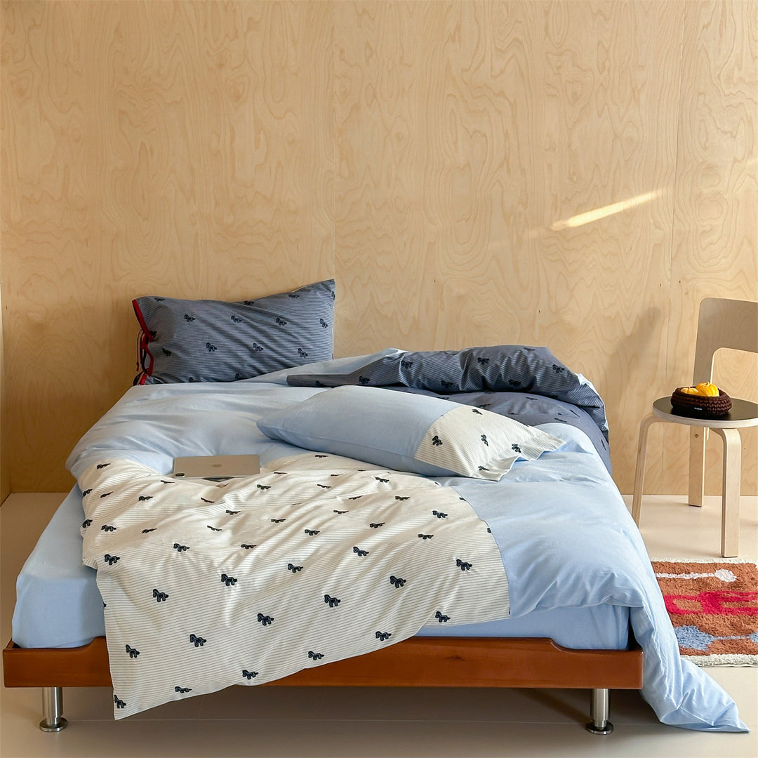 Bedding set made of cotton satin with embroidered horse appliqués and patchwork stripes