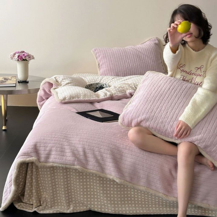 Quilted plush bedding set with ribbed velvet structure and contrasting piping