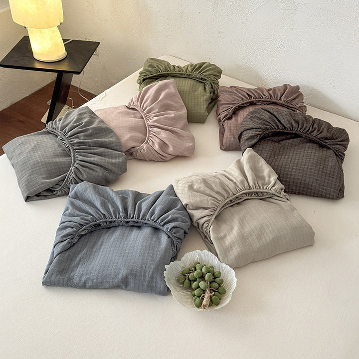 Elastic fitted sheet made of cotton jersey with deep pocket and stretchy all-around elastic