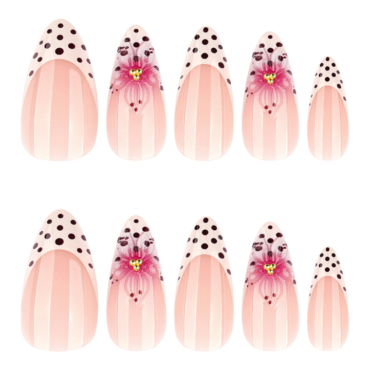 Artificial nail art with floral accents Kalsten
