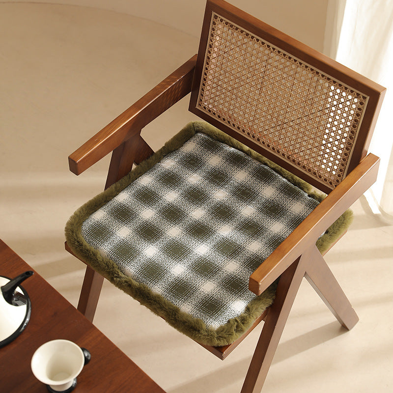 Quilted seat cushion with faux fur edge and thermal insulation