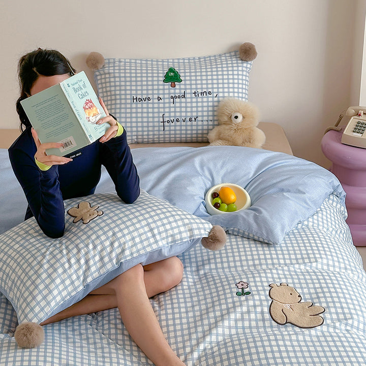 Children's bedding set made of cotton percale with check pattern, bear appliqué and pompom corners