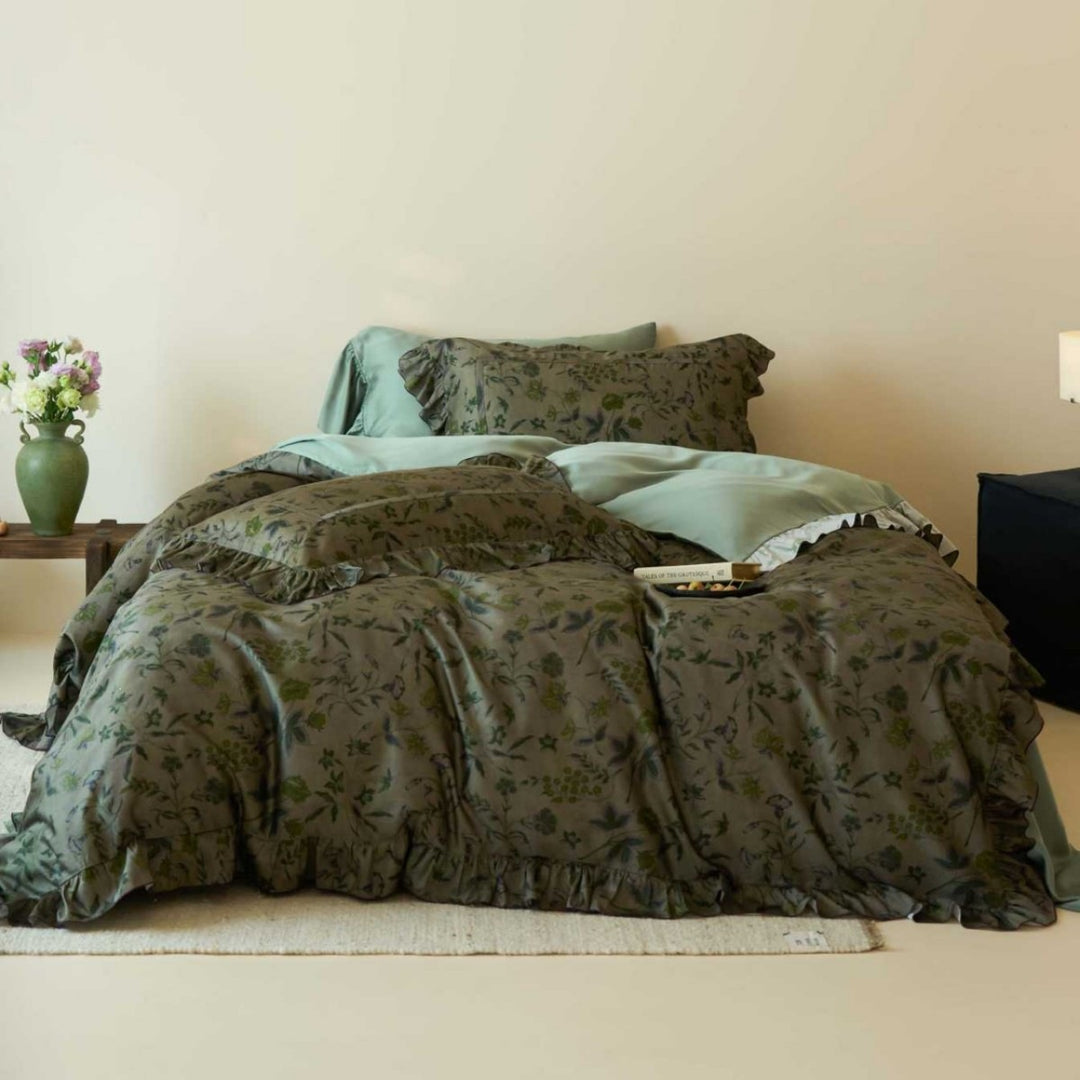 Bedding set with floral striped pattern and reversible function