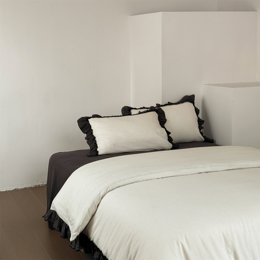 Bedding set with decorative ruffle trim and fine cotton texture