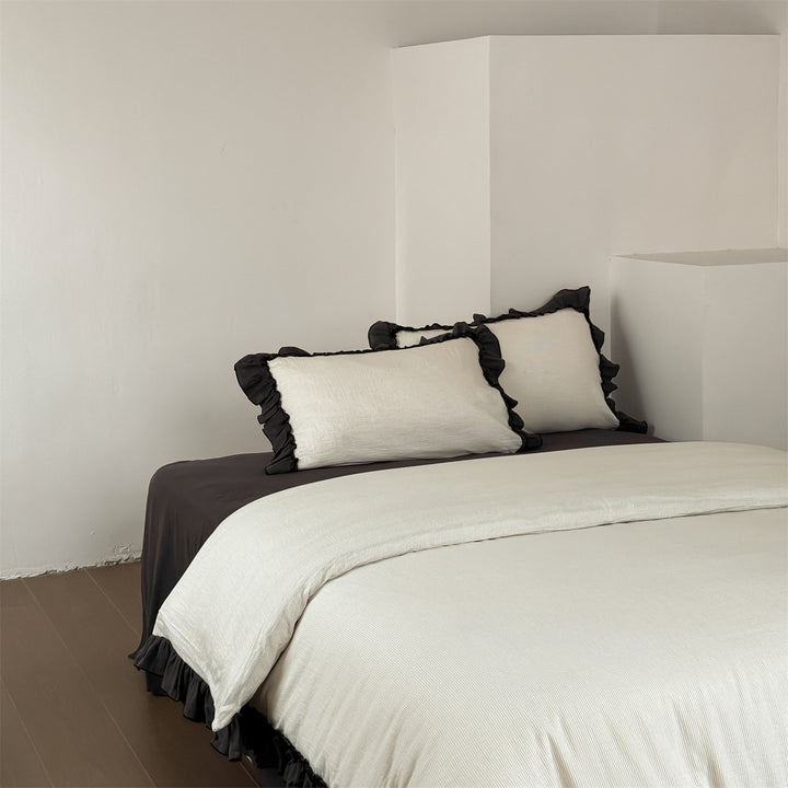 Bedding set with decorative ruffle trim and fine cotton texture